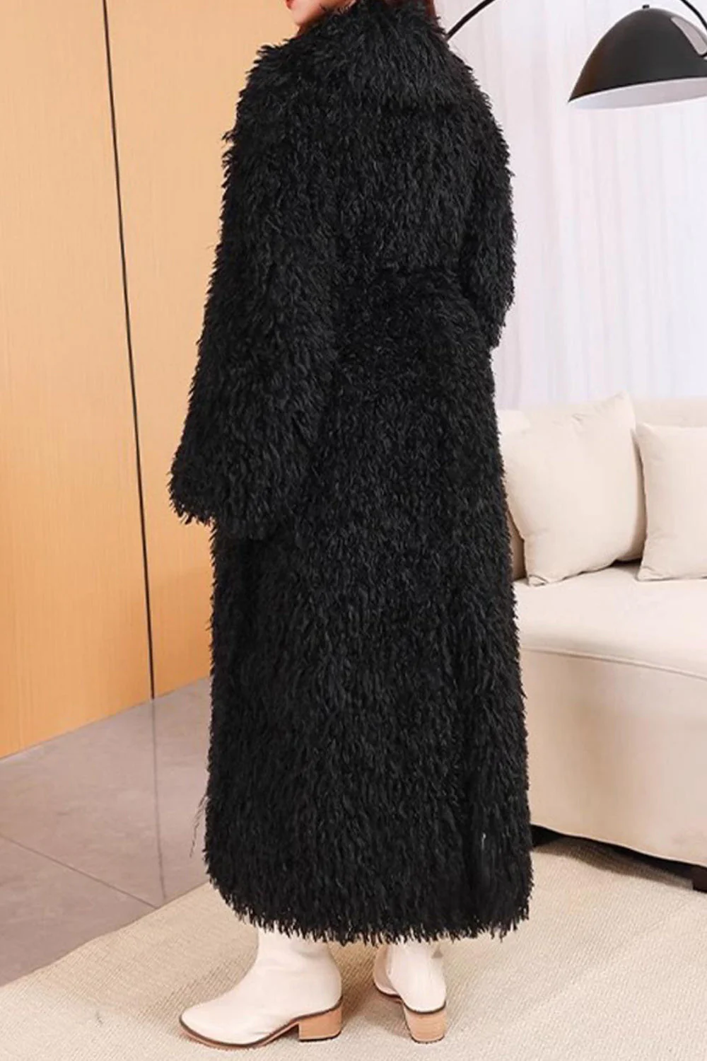 Maxi manteau noir en fausse fourrure ouverte sur le devant pour femme - Image 2