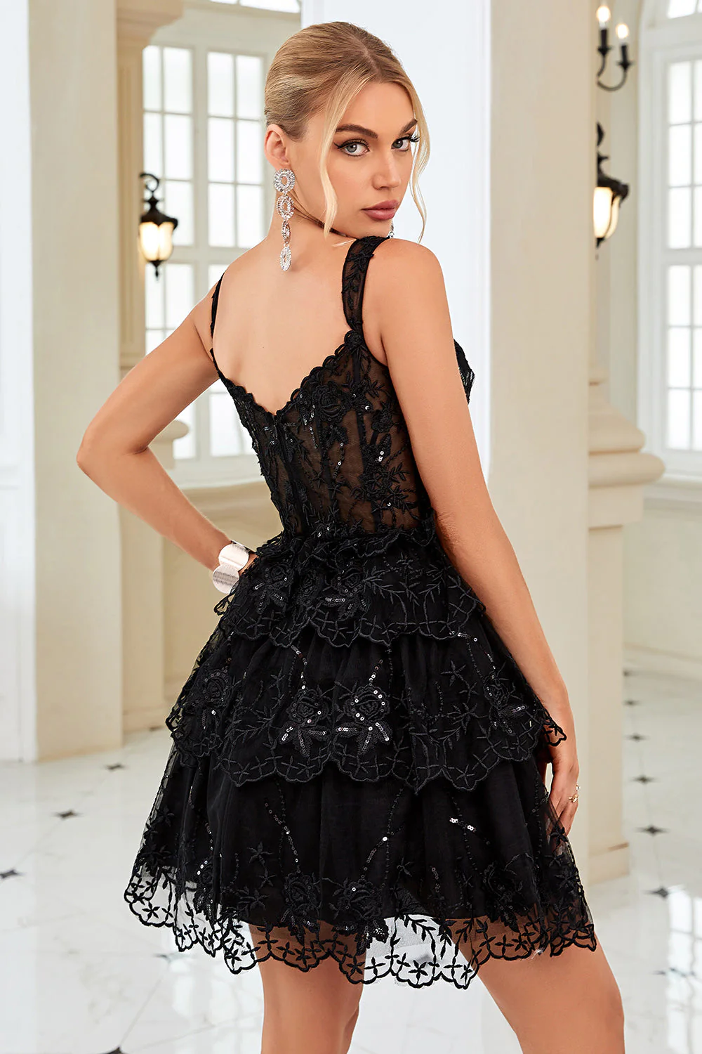 Mignon A Line Corset noir Robe courte à plusieurs niveaux avec dentelle - Image 2