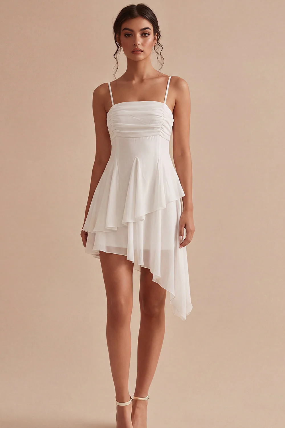 Mini-robe blanche à bretelles fines froncées à volants A Line
