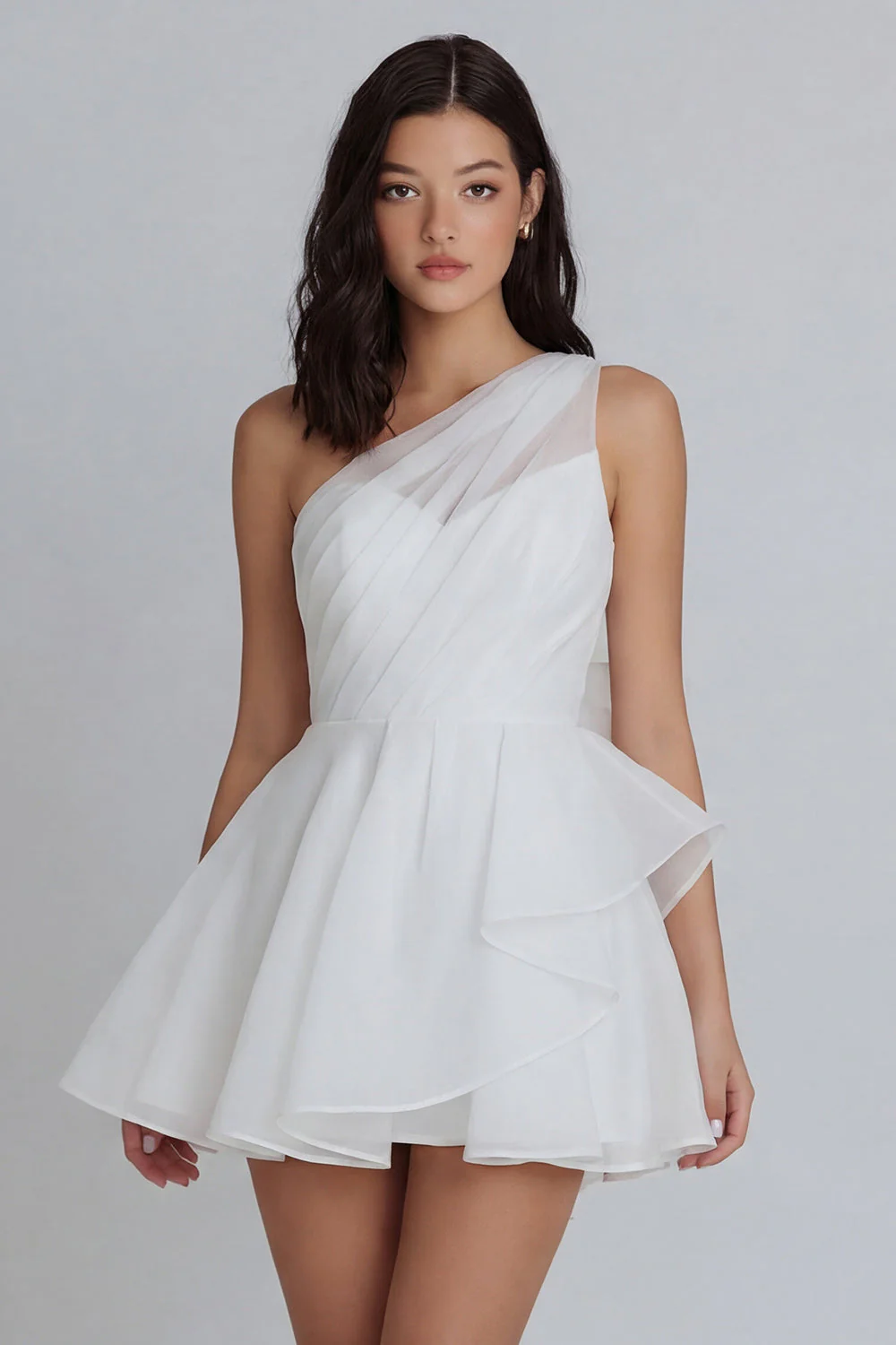 Mini-robe blanche froncée en tulle à une épaule avec volants