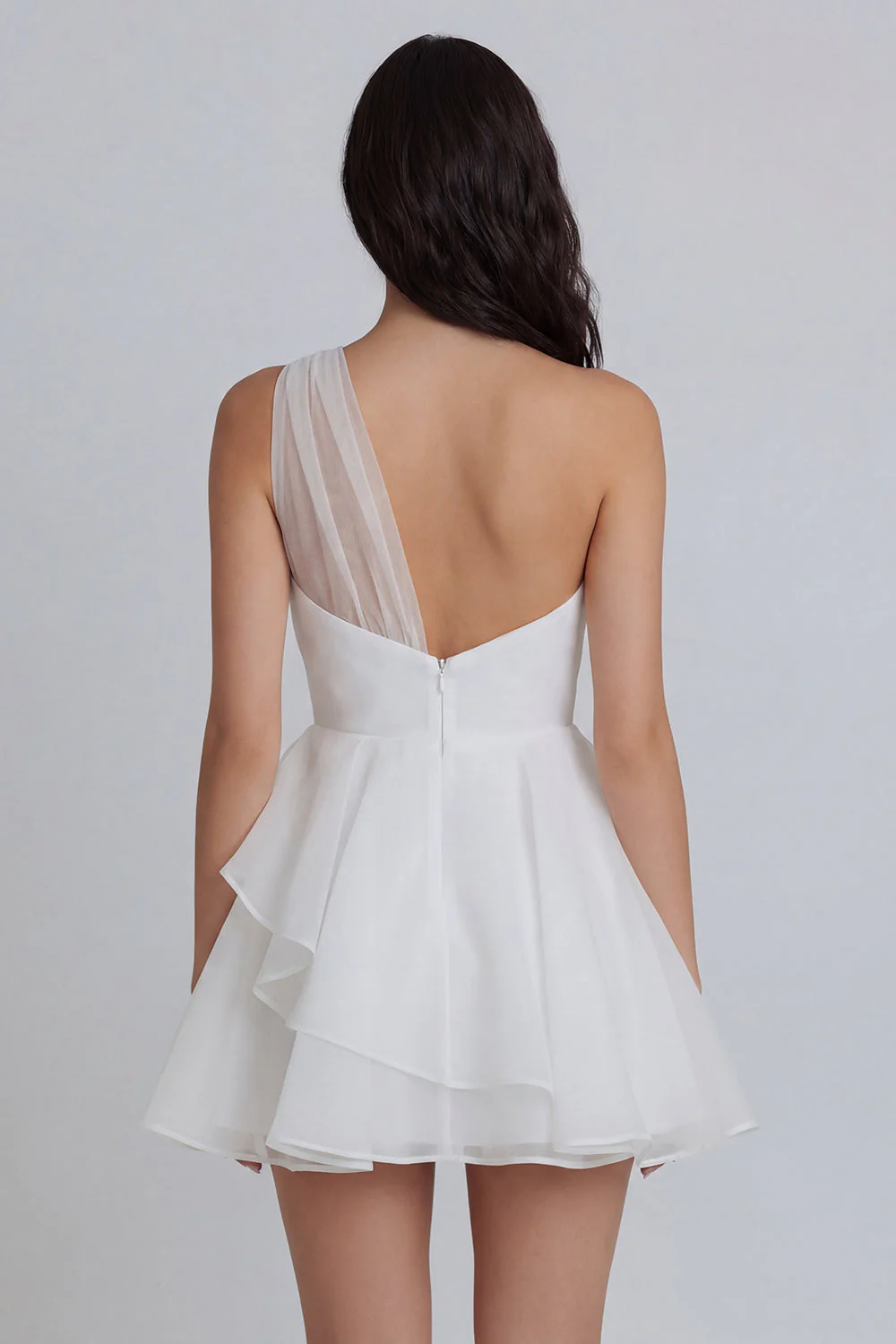 Mini-robe blanche froncée en tulle à une épaule avec volants - Image 2
