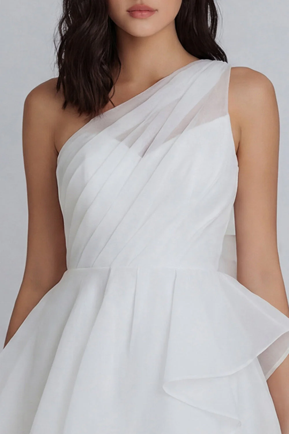Mini-robe blanche froncée en tulle à une épaule avec volants - Image 3