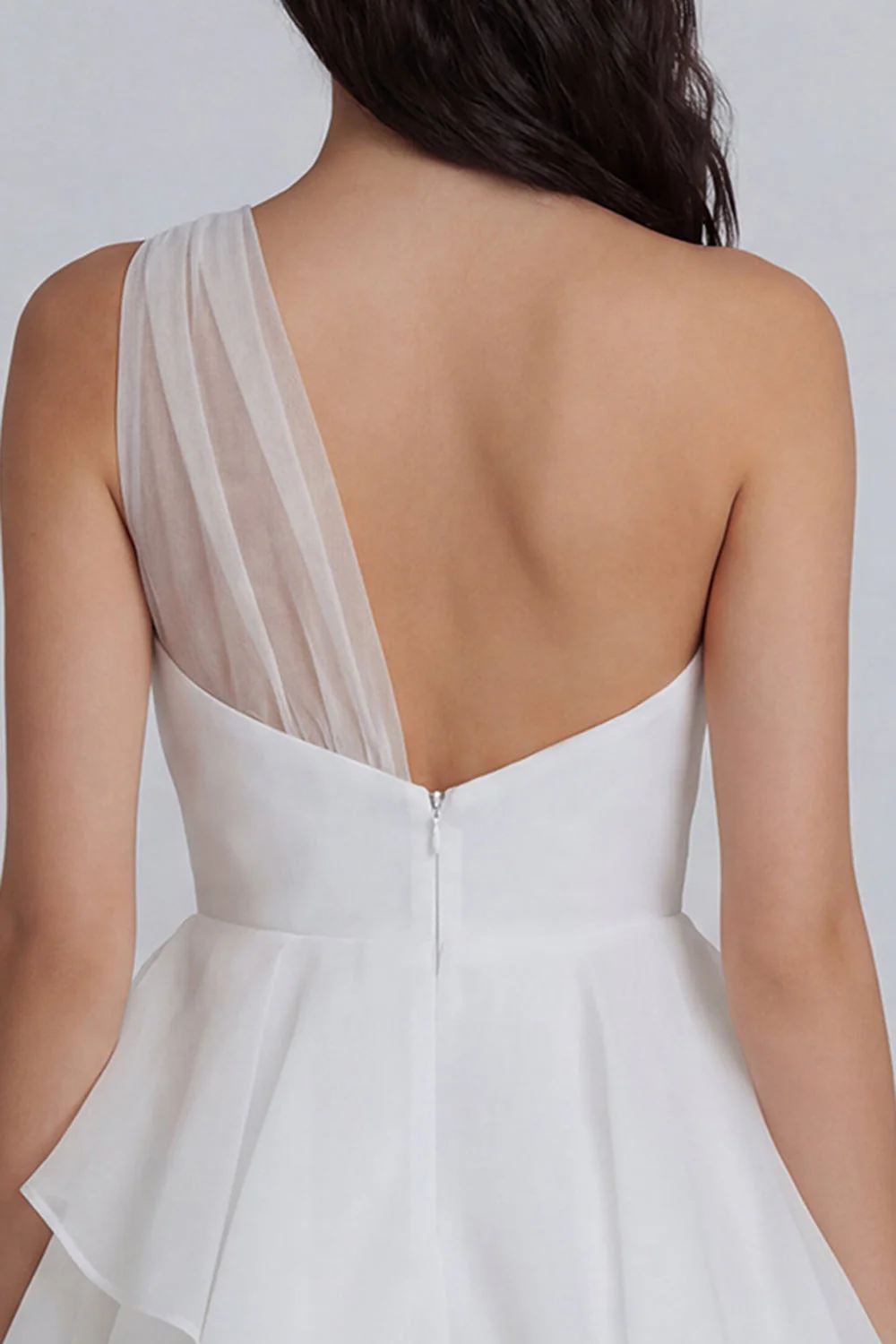 Mini-robe blanche froncée en tulle à une épaule avec volants - Image 4