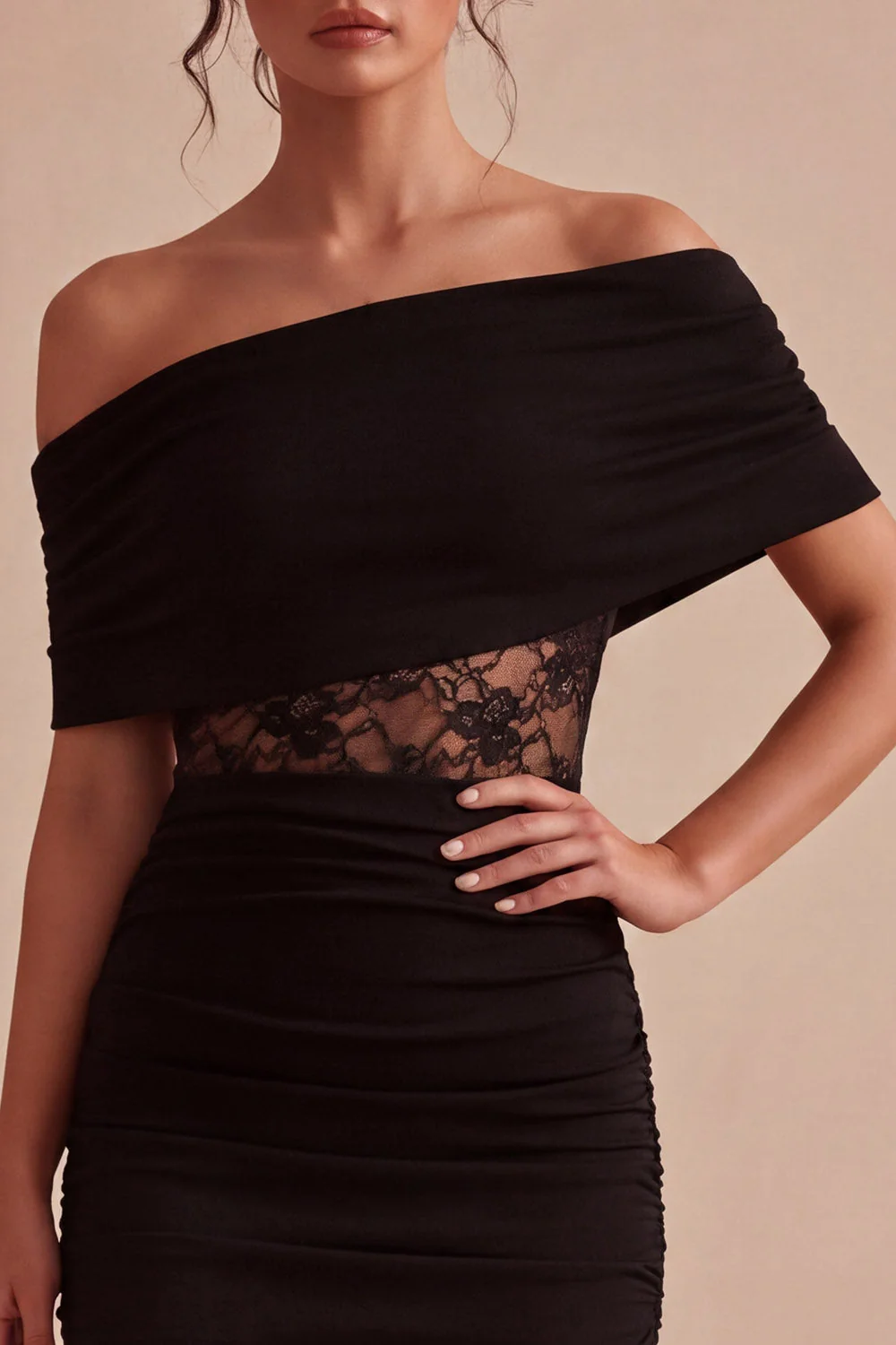 Mini robe bodycon en dentelle noire à épaules dénudées - Image 4