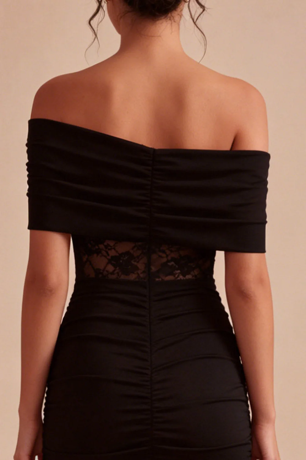 Mini robe bodycon en dentelle noire à épaules dénudées - Image 5