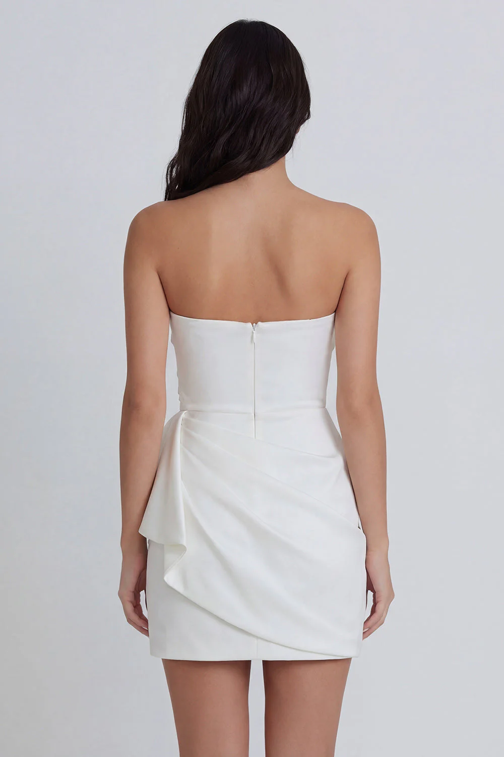 Mini robe bodycon sans bretelles en ivoire avec volants - Image 2