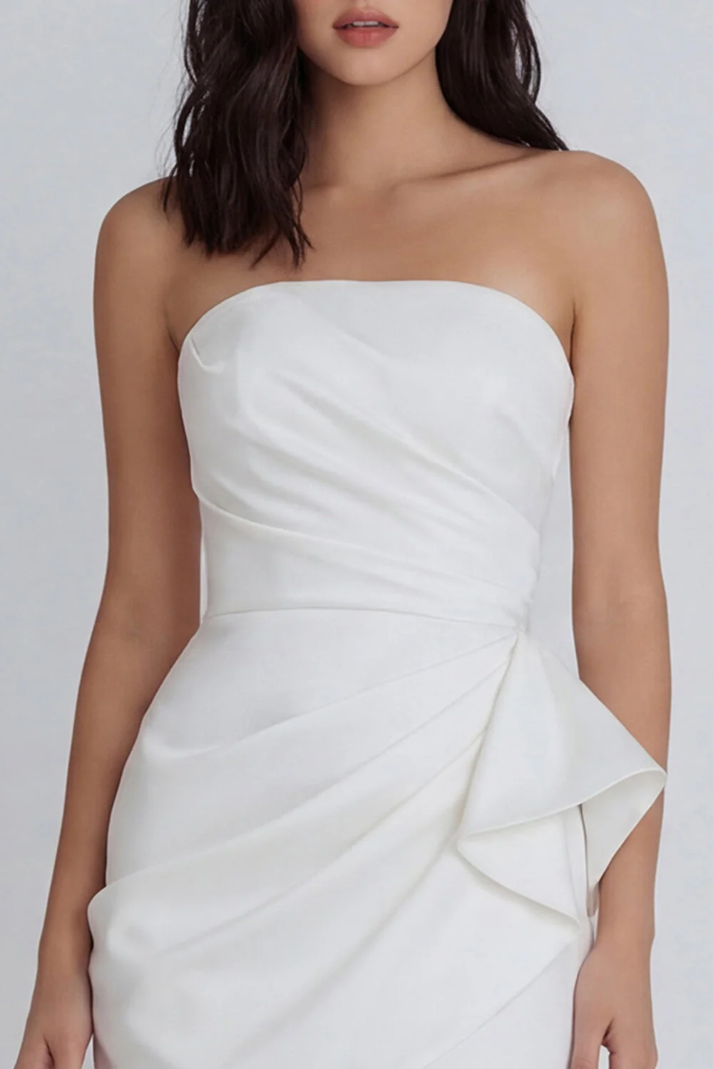 Mini robe bodycon sans bretelles en ivoire avec volants - Image 3