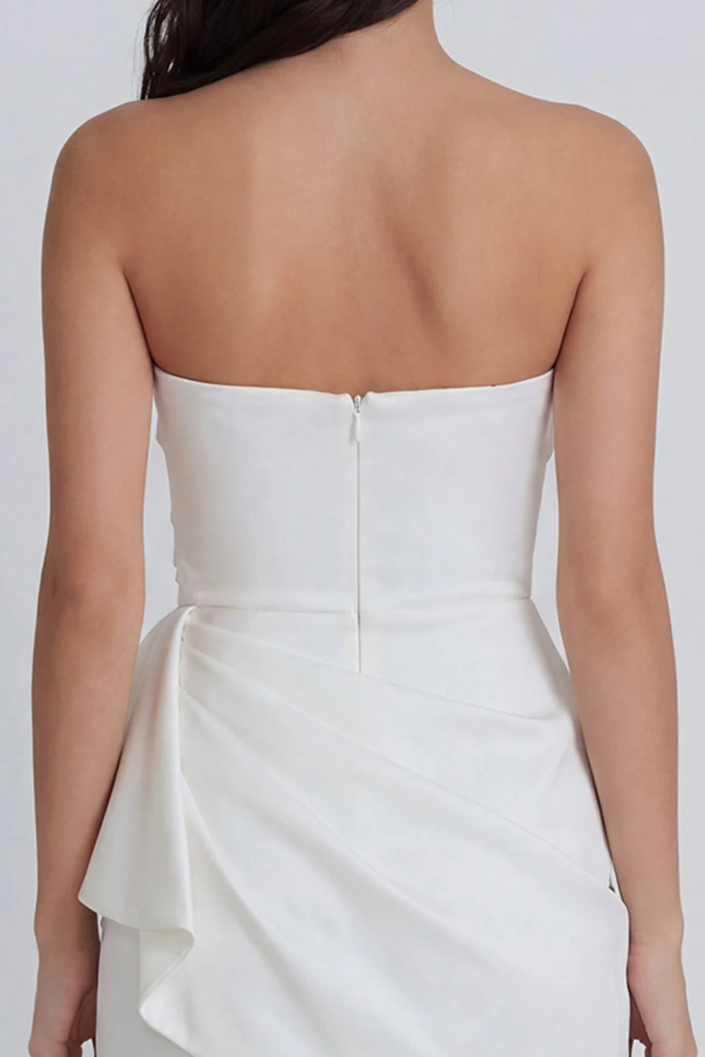 Mini robe bodycon sans bretelles en ivoire avec volants - Image 4