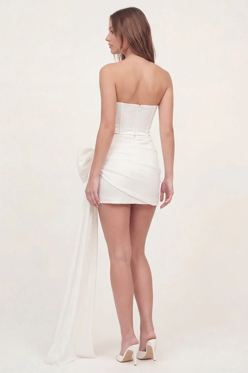 Mini robe corset bodycon blanche sans bretelles avec nœud - Image 2