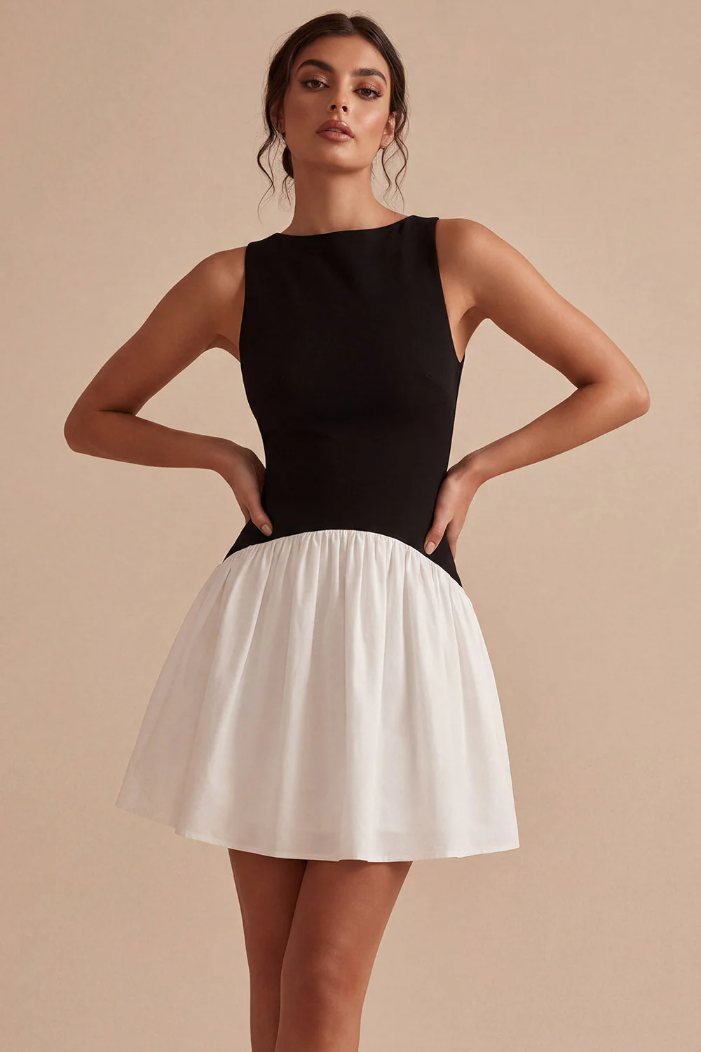 Mini-robe en satin noir et blanc A Line - Image 3