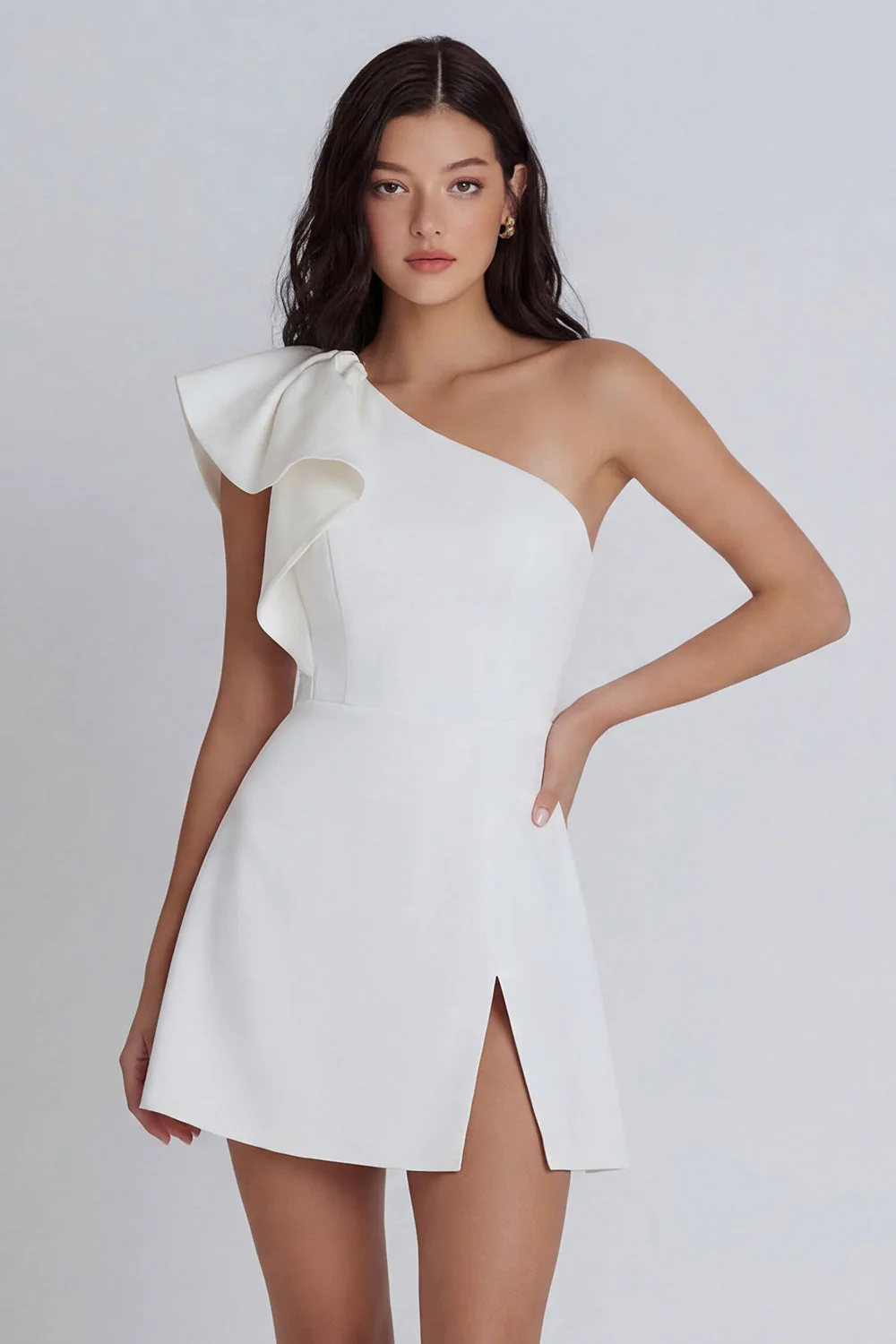 Mini-robe ivoire ligne en A à une épaule à volants avec fente