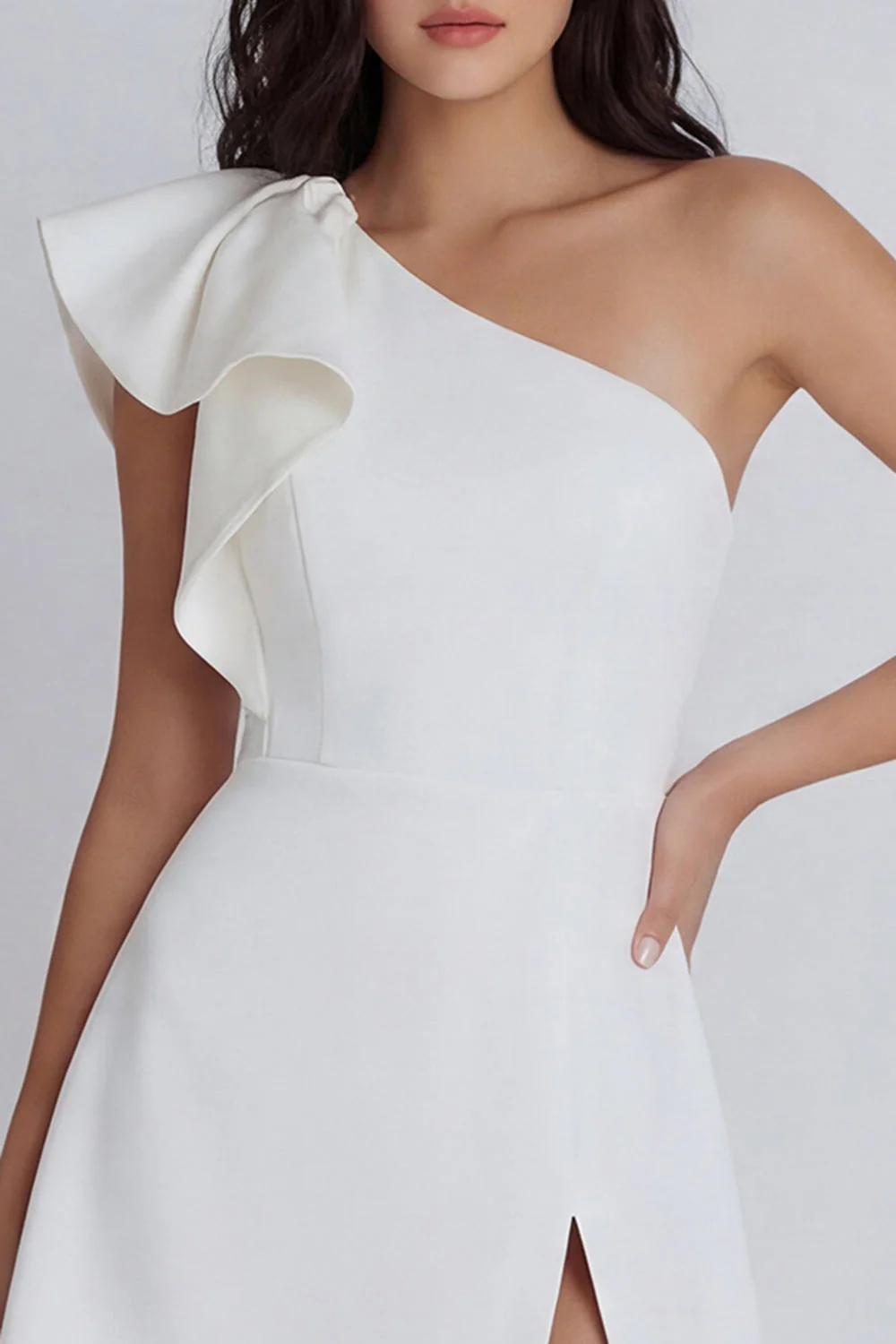 Mini-robe ivoire ligne en A à une épaule à volants avec fente - Image 3