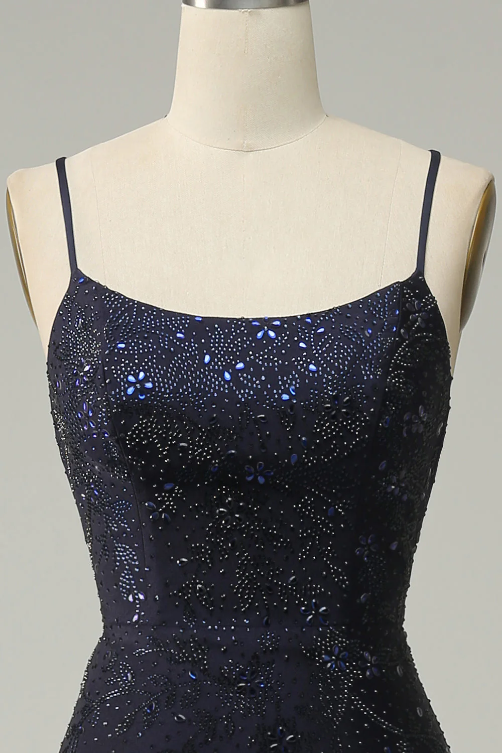 Robe de soirée bleu marine sans bretelles avec décolleté en cœur et perles - Image 4