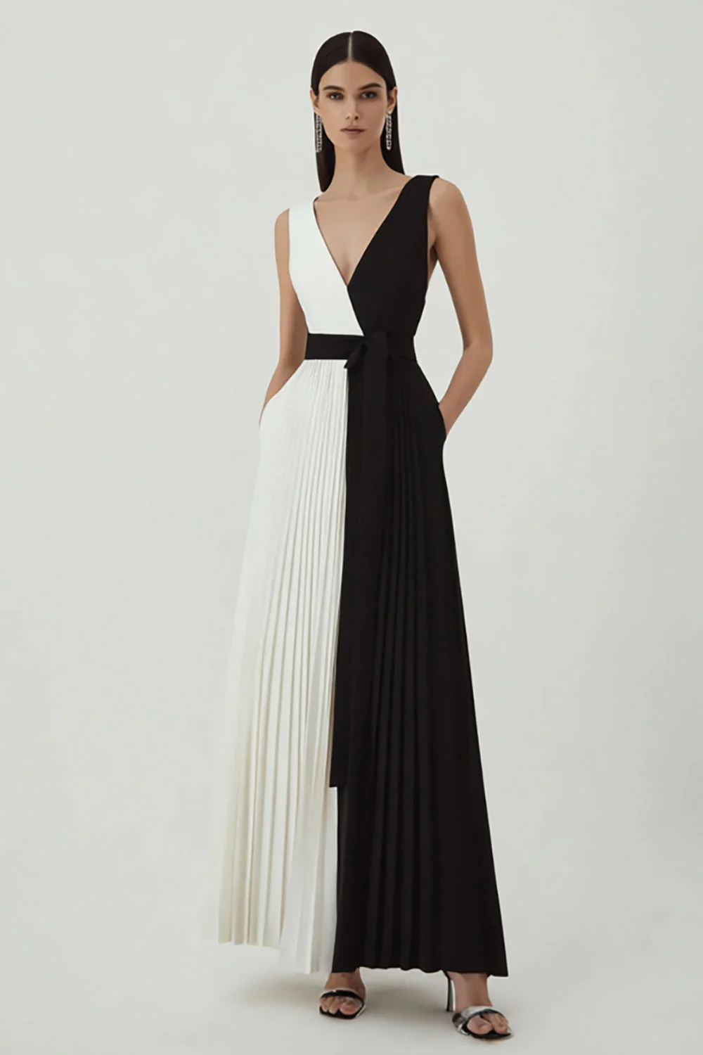 Robe de cérémonie longue noire et blanche col V plissée
