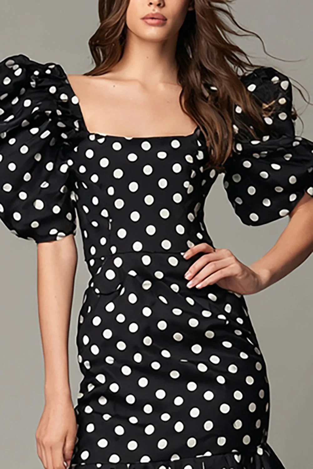 Noir et blanc Robe courte à pois en satin à col carré avec volants - Image 2