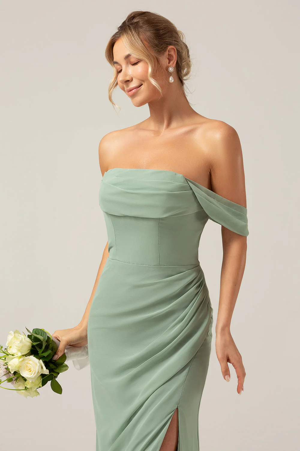 Off the épaule gaine en mousseline de soie plissée sauge poussiéreuse robe de demoiselle d’honneur - Image 8