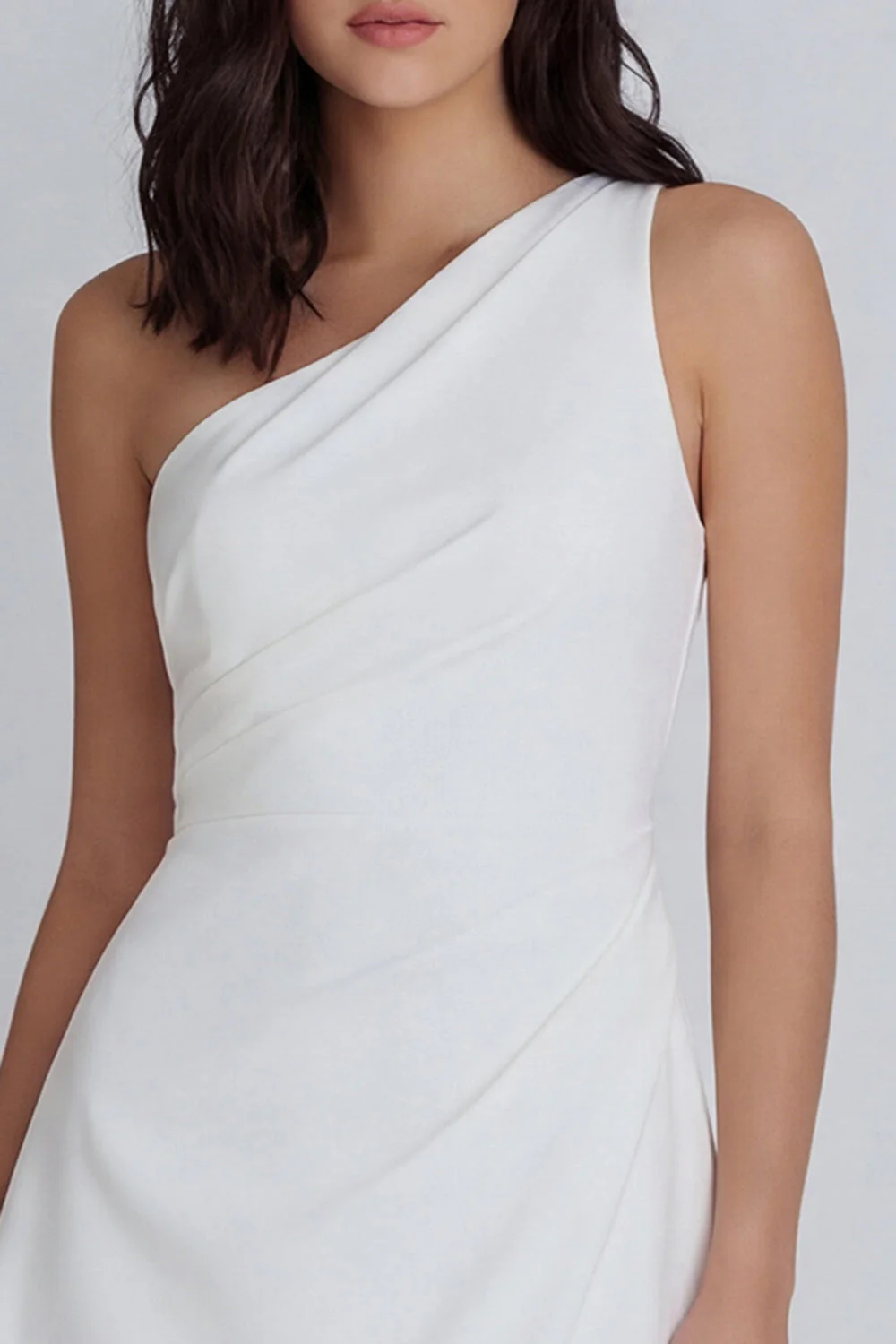 Petite robe blanche à une épaule froncée en A - Image 3