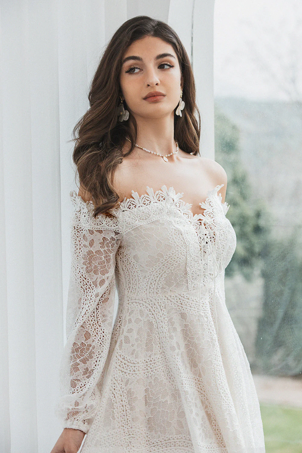 Petite robe blanche en dentelle à manches longues à épaules dénudées - Image 5
