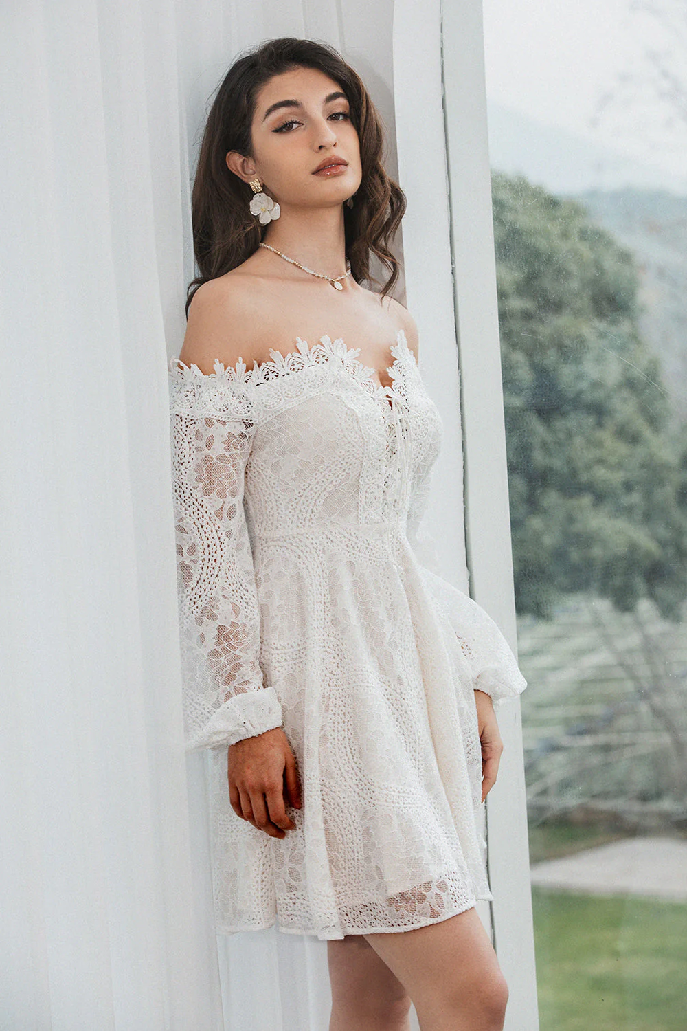 Petite robe blanche en dentelle à manches longues à épaules dénudées - Image 6