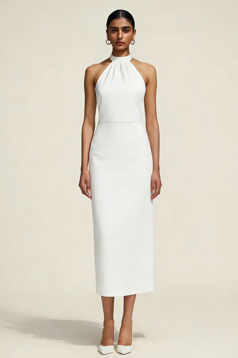 Petite robe blanche en satin à fourreau dos-nu