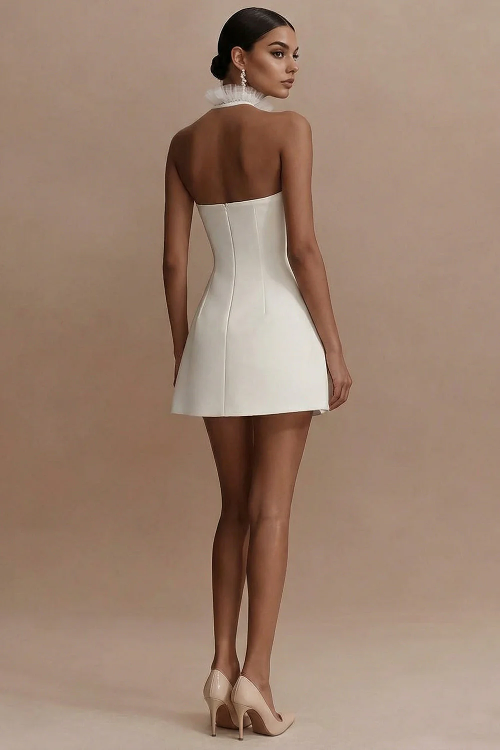 Petite robe blanche fronceuse en ligne A à dos nus - Image 2