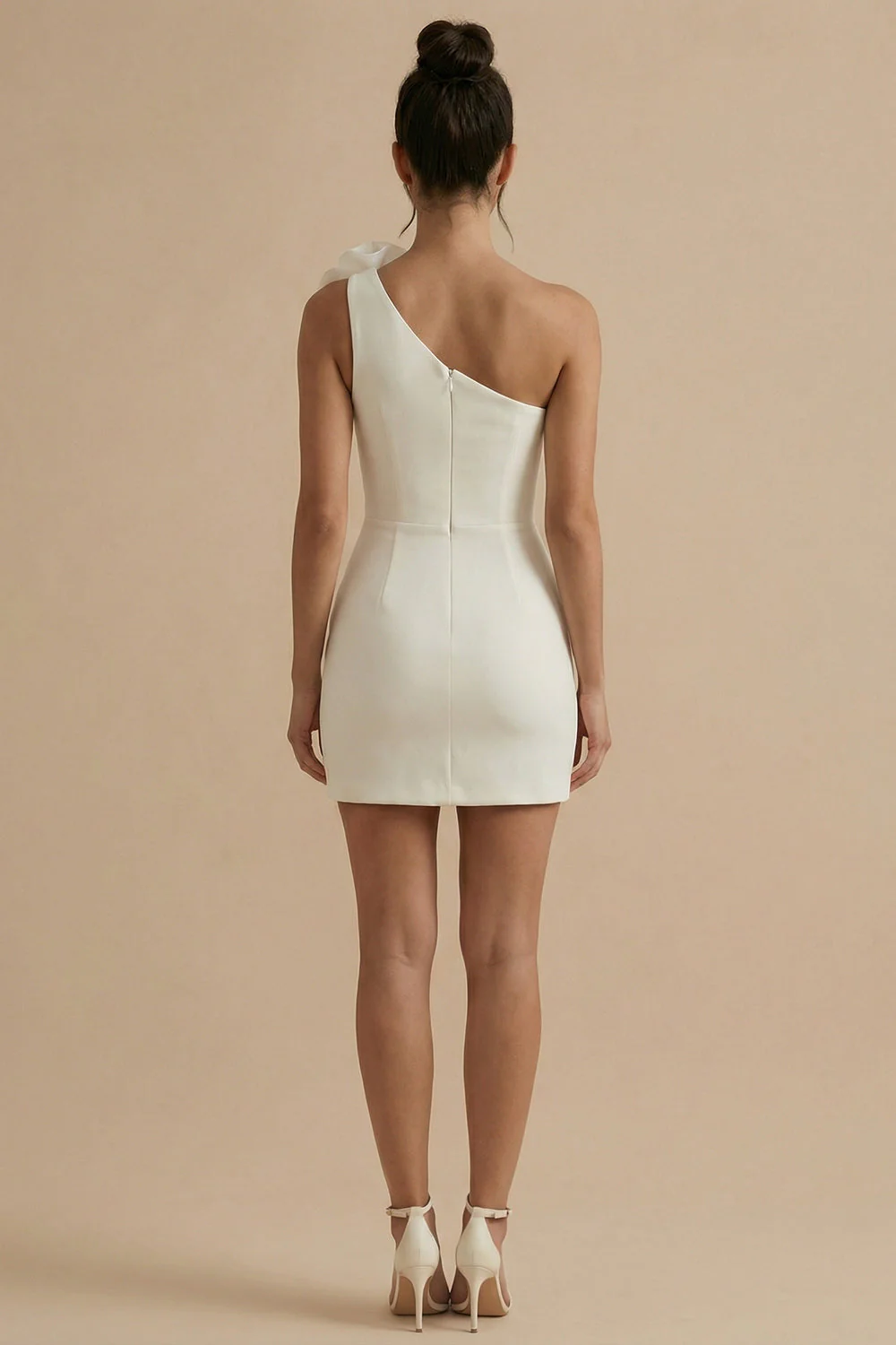 Petite robe blanche moulante à une épaule avec des fleurs 3D - Image 2