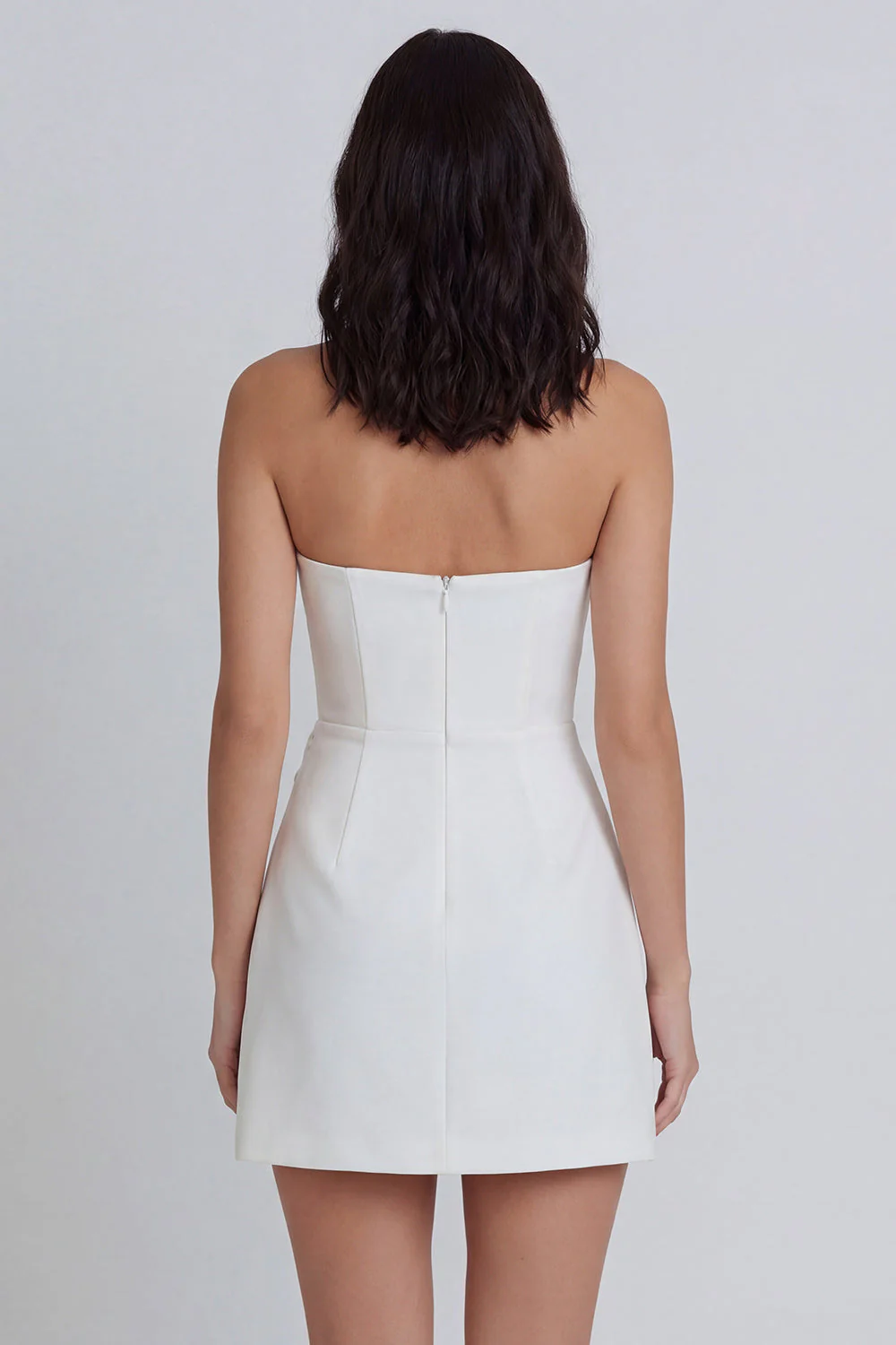 Petite robe blanche sans bretelles à fronçages en ligne A - Image 2