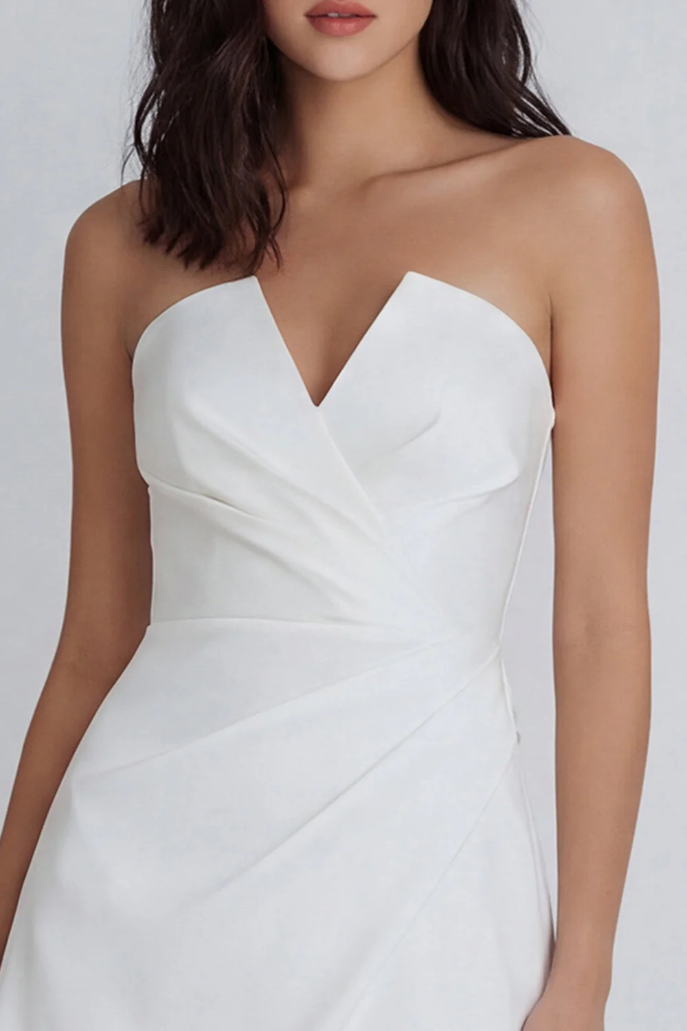 Petite robe blanche sans bretelles à fronçages en ligne A - Image 3