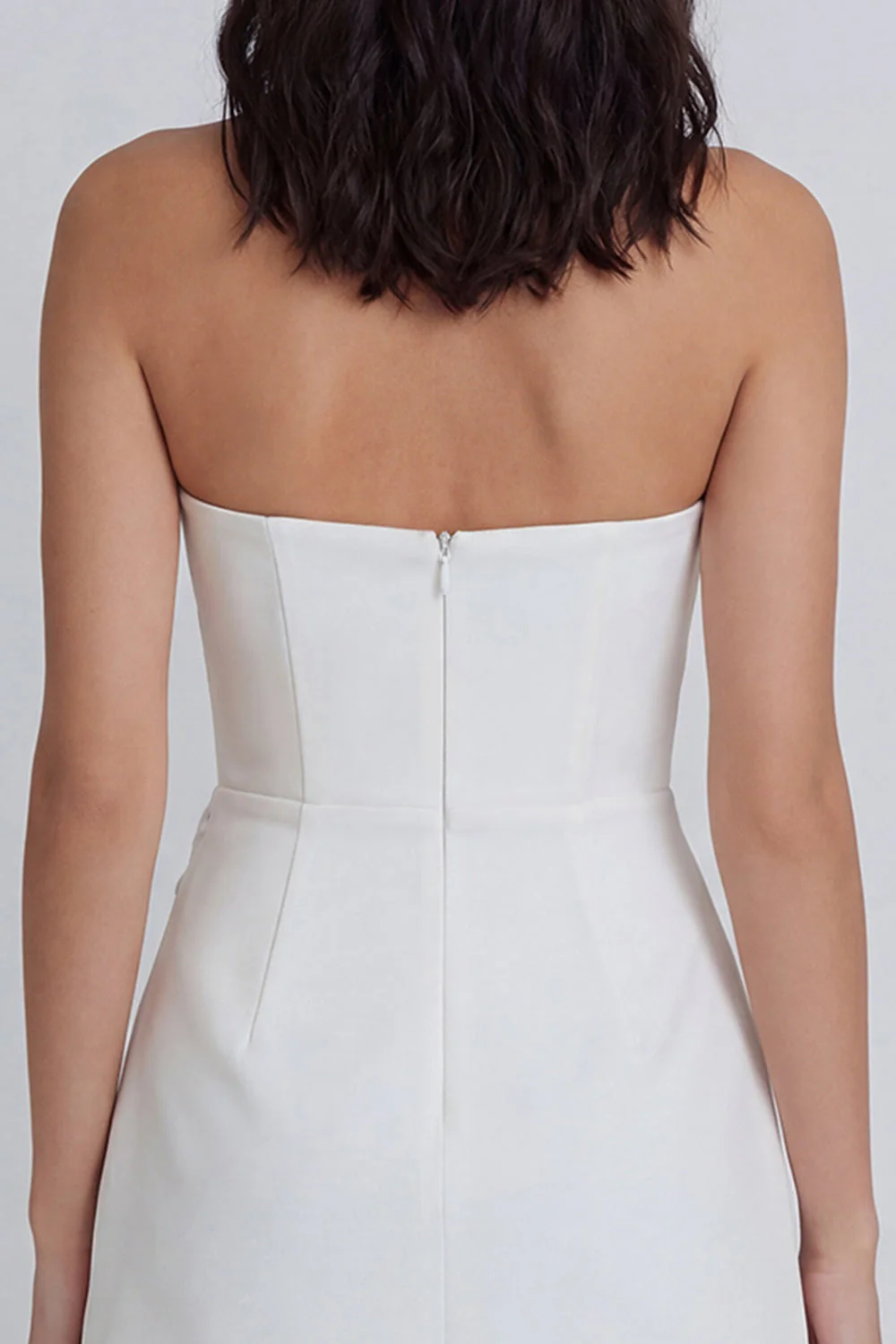 Petite robe blanche sans bretelles à fronçages en ligne A - Image 4