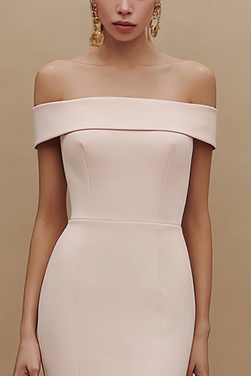 Petite robe blanche simple en satin épaule dénudée - Image 5