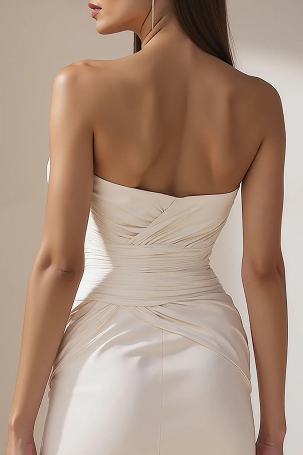 Robe de mariée courte blanche à décolleté cœur silhouette ajustée froncée - Image 4