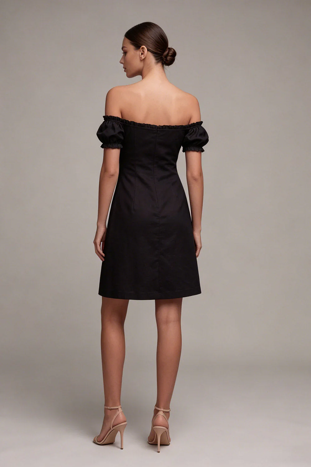 Petite robe noire à lignes dénudée avec volants - Image 2