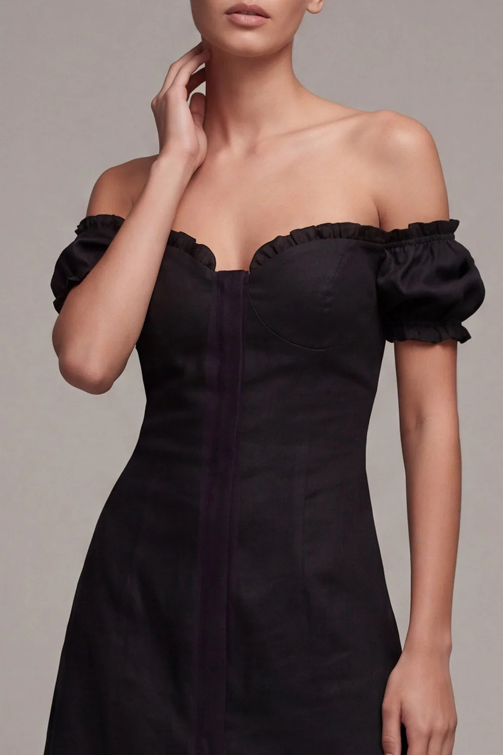 Petite robe noire à lignes dénudée avec volants - Image 3