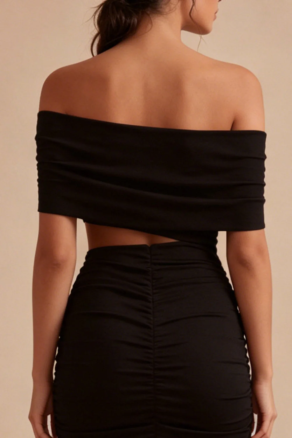 Petite robe noire moulante découpée à l’épaule - Image 5