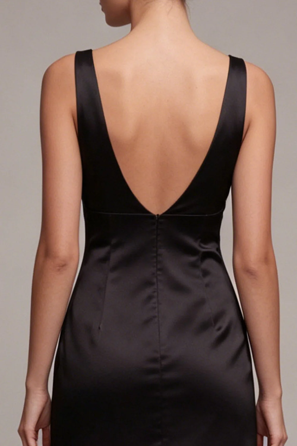 Petite robe noire noire moulante en satin à col en V - Image 4