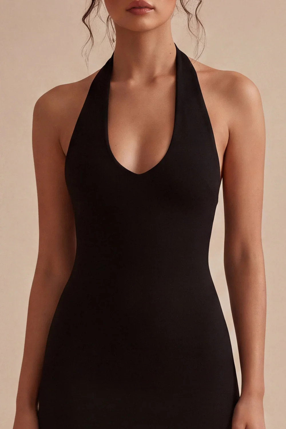 Petite robe noire simple en satin moulant - Image 3