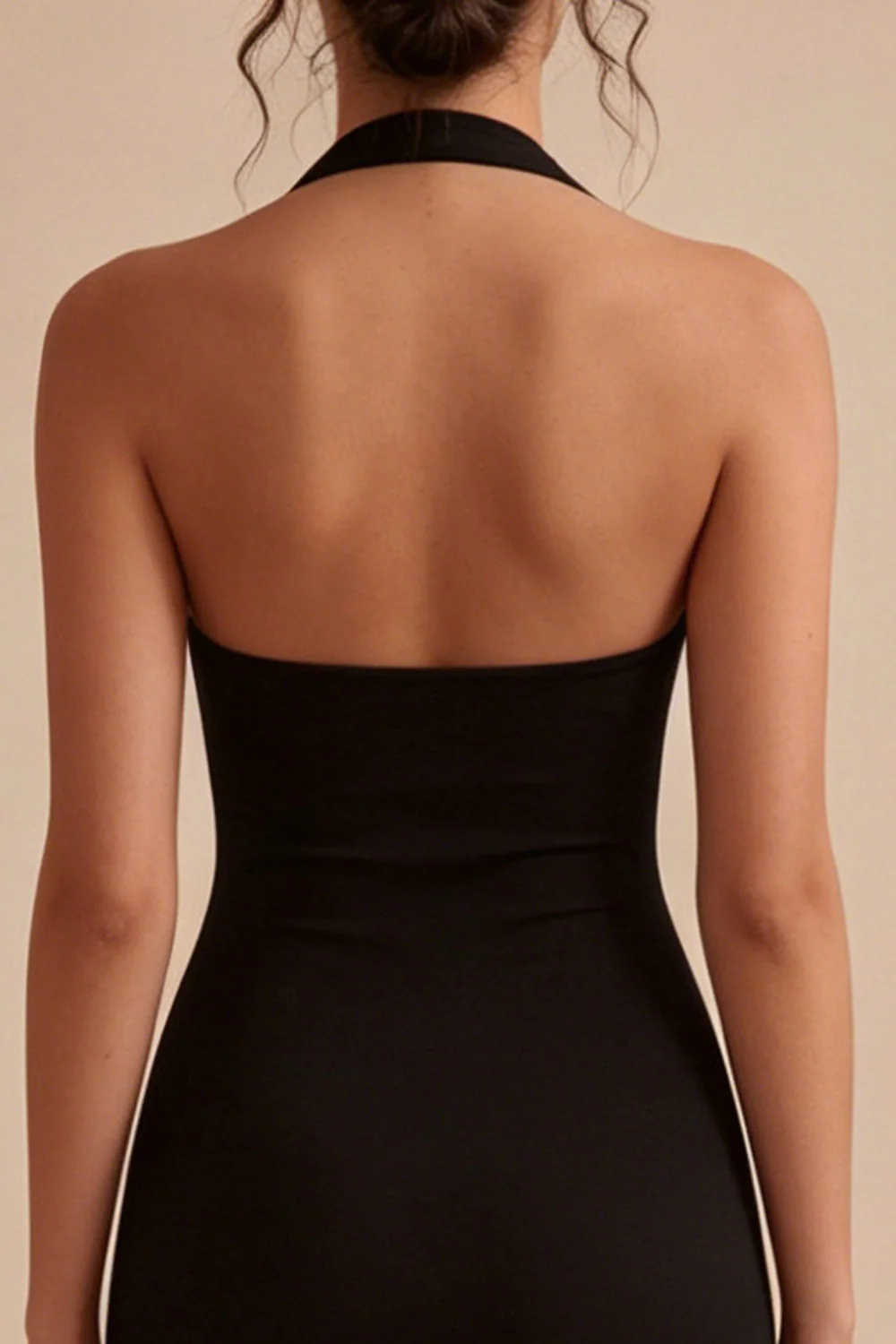 Petite robe noire simple en satin moulant - Image 4