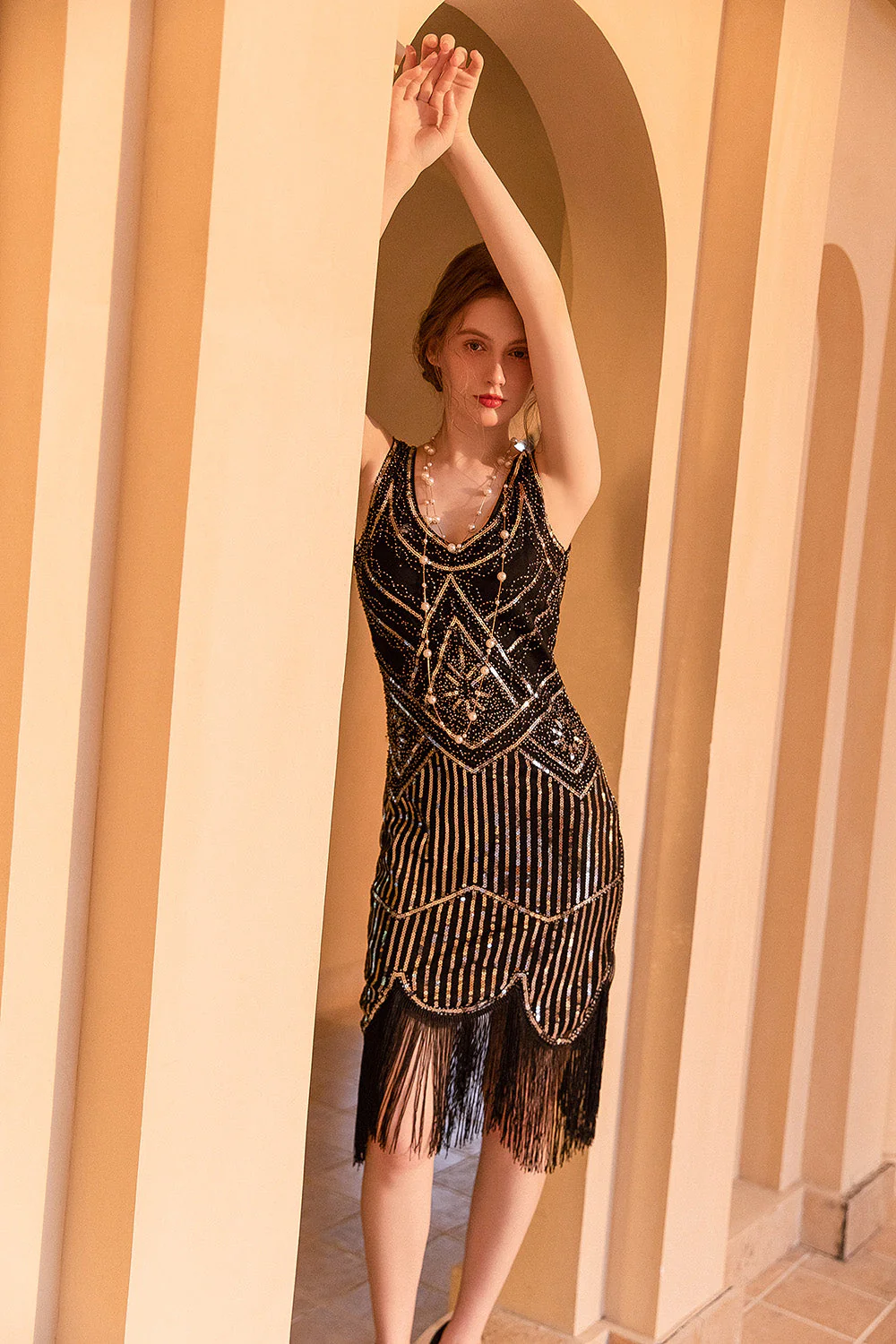 Robe à clapet à paillettes dorées noires scintillantes des années 1920 avec franges - Image 4