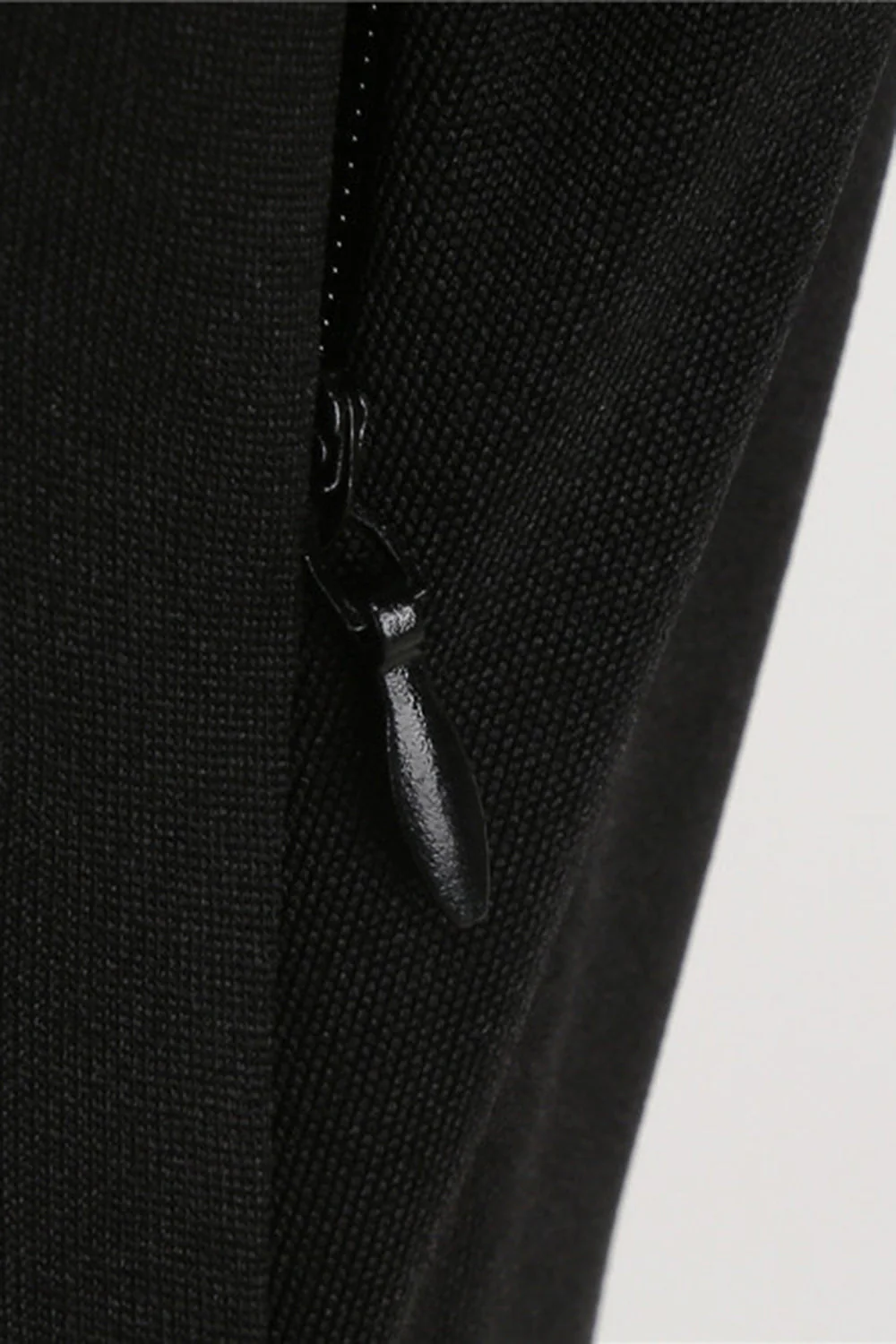 Robe à pois à pois d’épaules froides noires des années 50 - Image 5