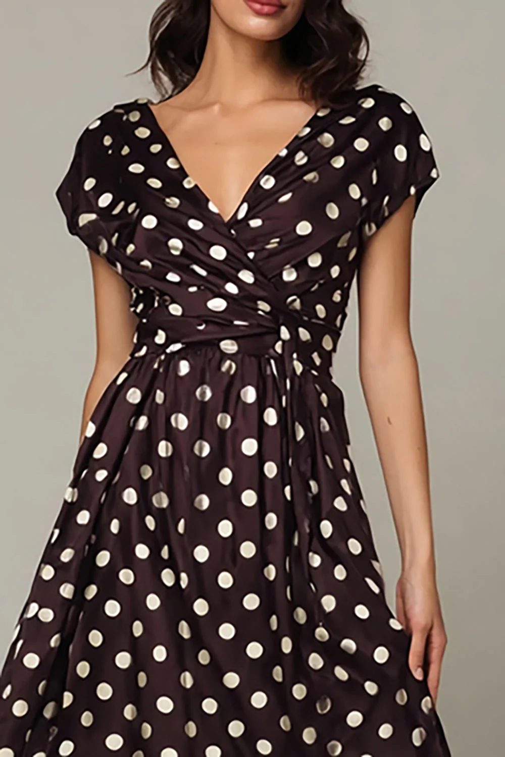 Robe à pois en satin à col en V marron foncé - Image 2