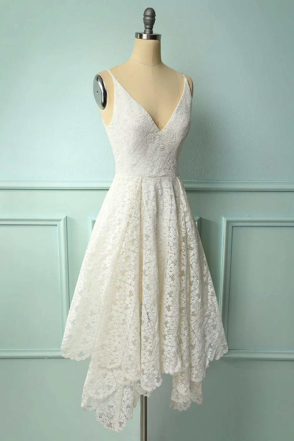 Robe asymétrique en dentelle blanche - Image 3