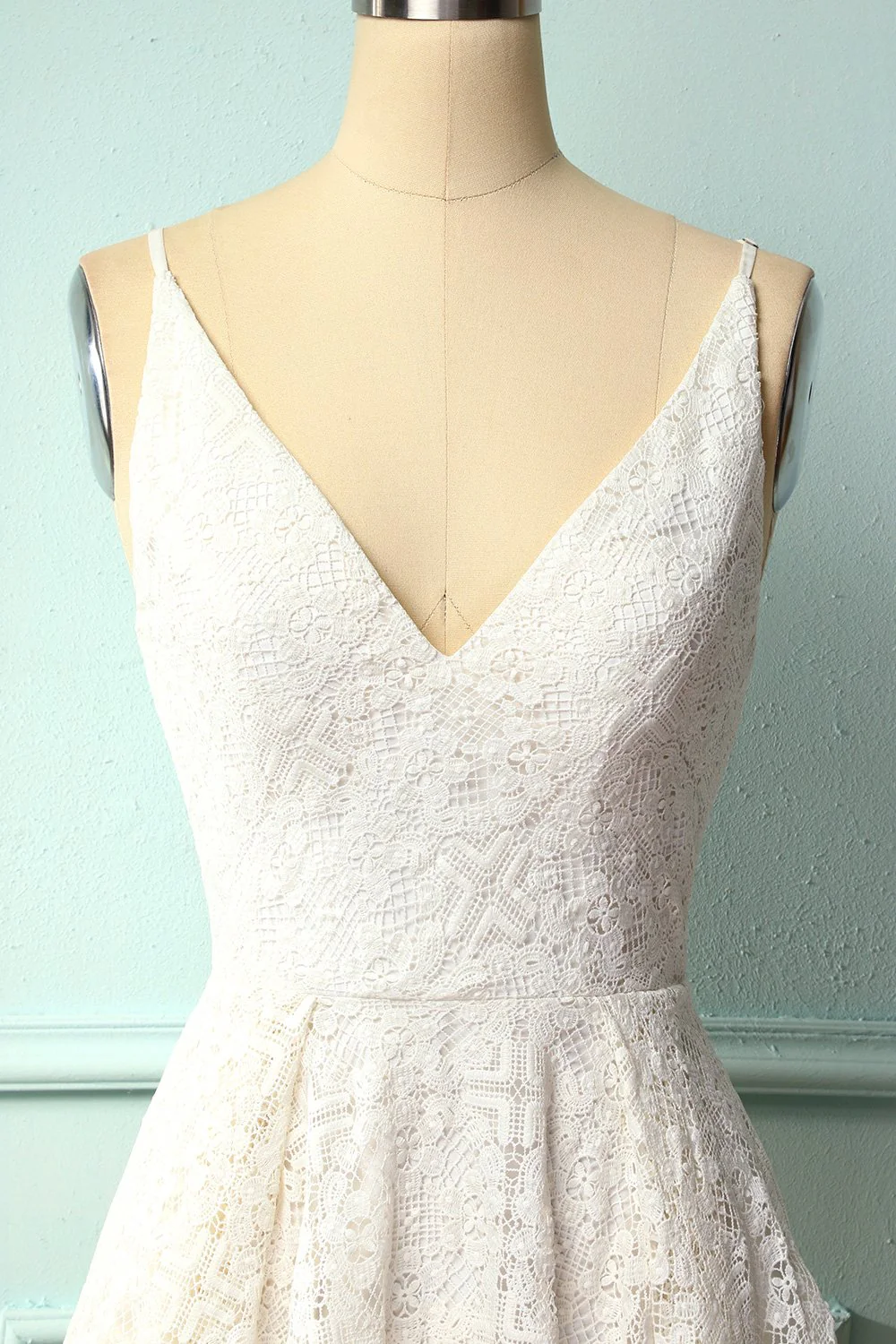 Robe asymétrique en dentelle blanche - Image 4