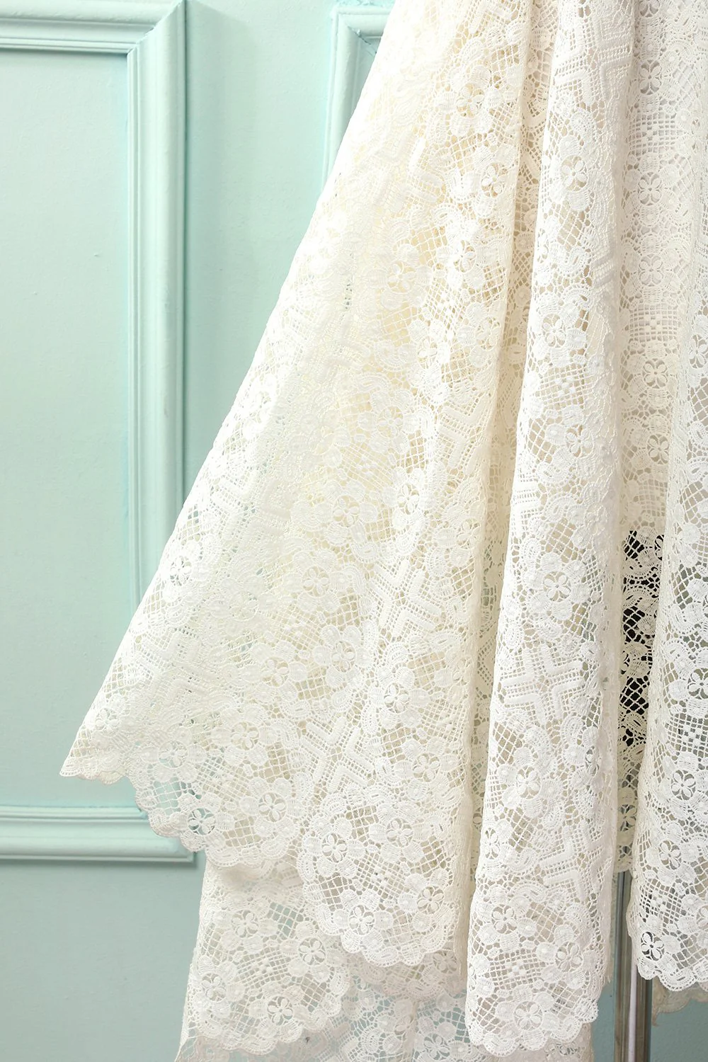 Robe asymétrique en dentelle blanche - Image 5