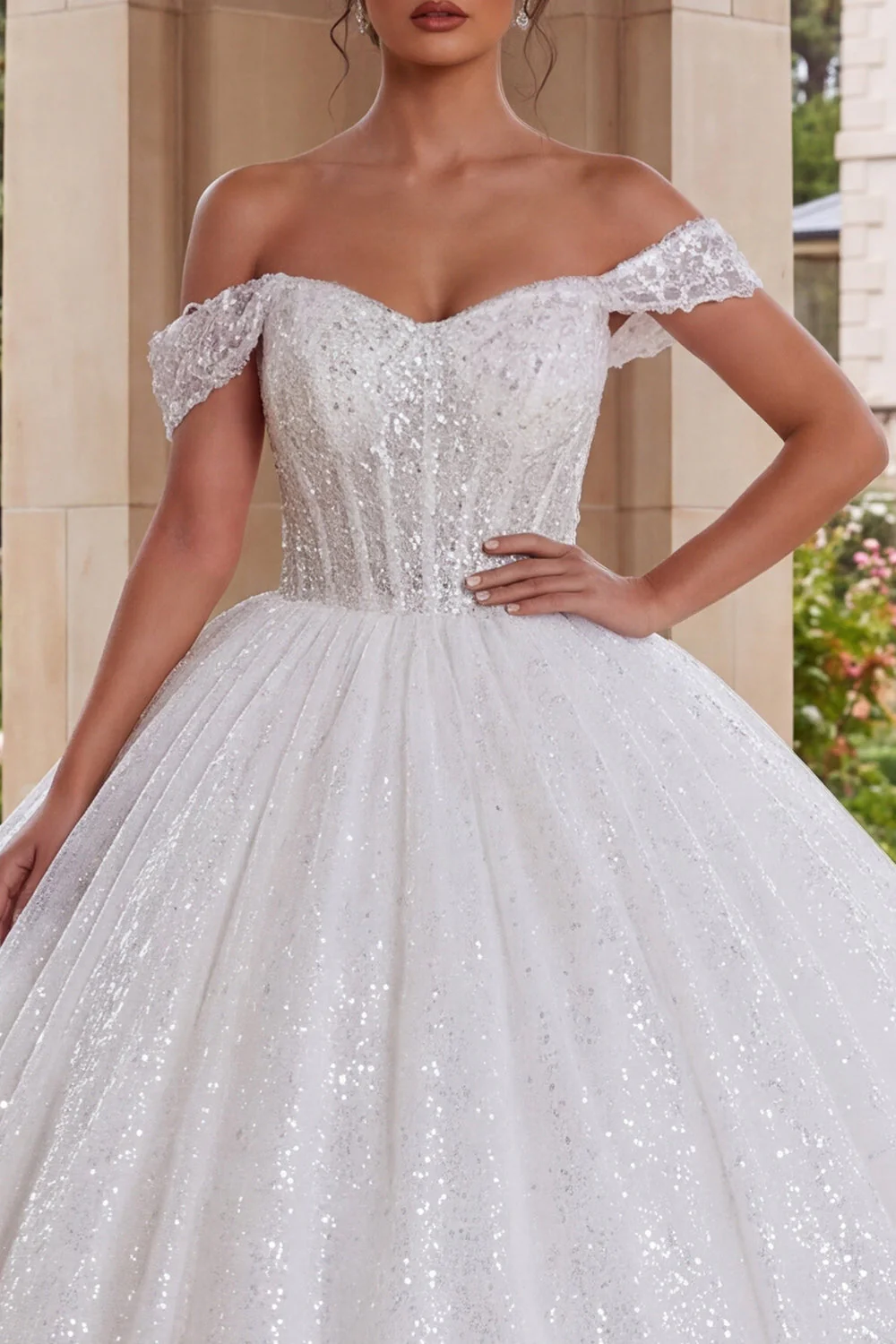 Robe-bal blanche corset épaule dénudée et scintillante - Image 3