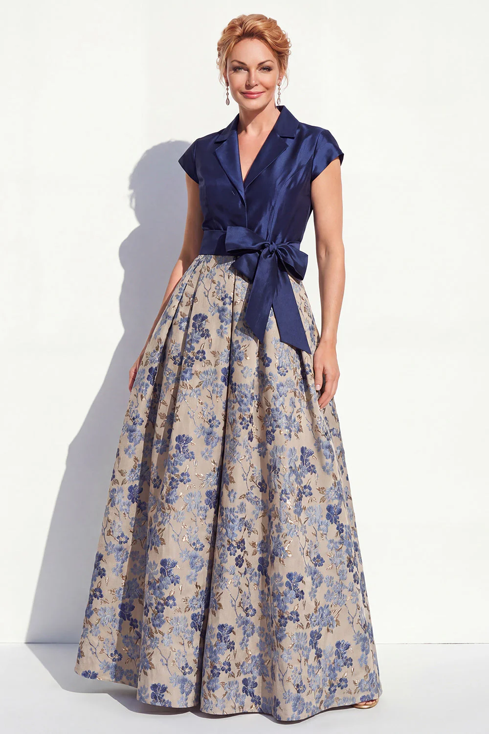 Robe bleu marine à encoche en V à encoche en V avec une longue robe fleurie de la mariée avec nœud