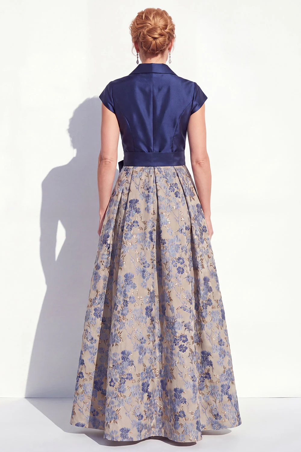 Robe bleu marine à encoche en V à encoche en V avec une longue robe fleurie de la mariée avec nœud - Image 2