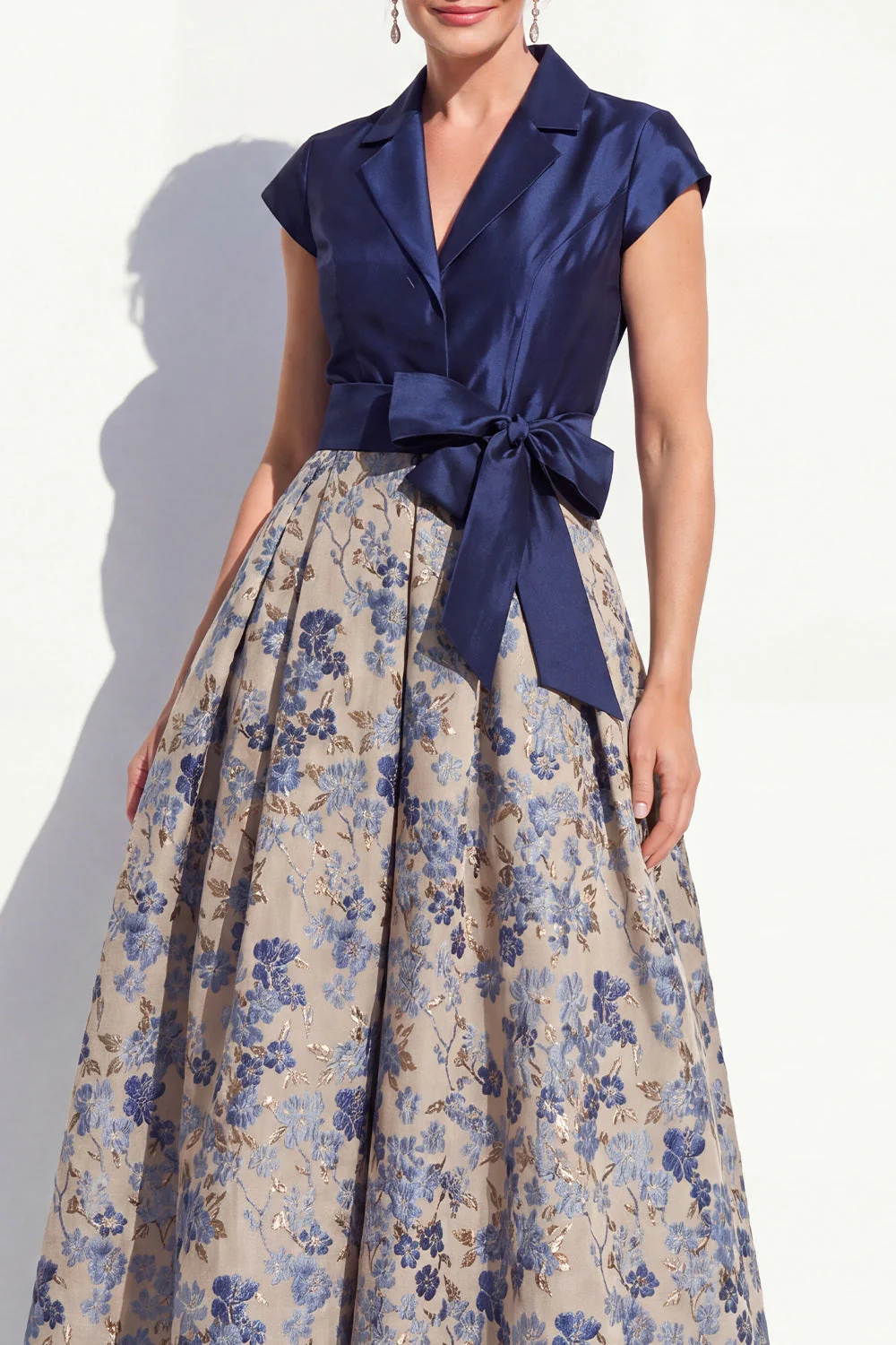 Robe bleu marine à encoche en V à encoche en V avec une longue robe fleurie de la mariée avec nœud - Image 3