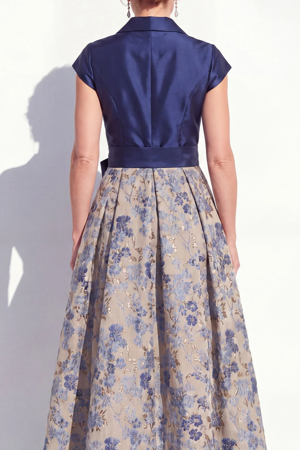 Robe bleu marine à encoche en V à encoche en V avec une longue robe fleurie de la mariée avec nœud - Image 4