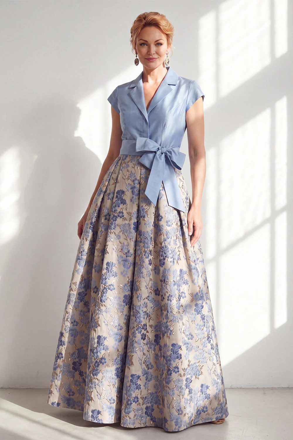 Robe bleu marine à encoche en V à encoche en V avec une longue robe fleurie de la mariée avec nœud - Image 5