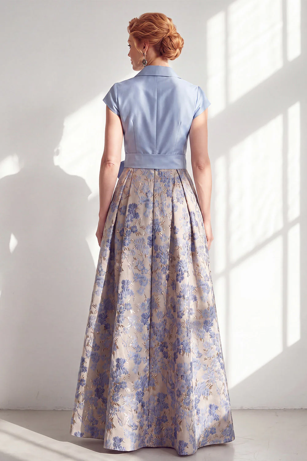 Robe bleu marine à encoche en V à encoche en V avec une longue robe fleurie de la mariée avec nœud - Image 6